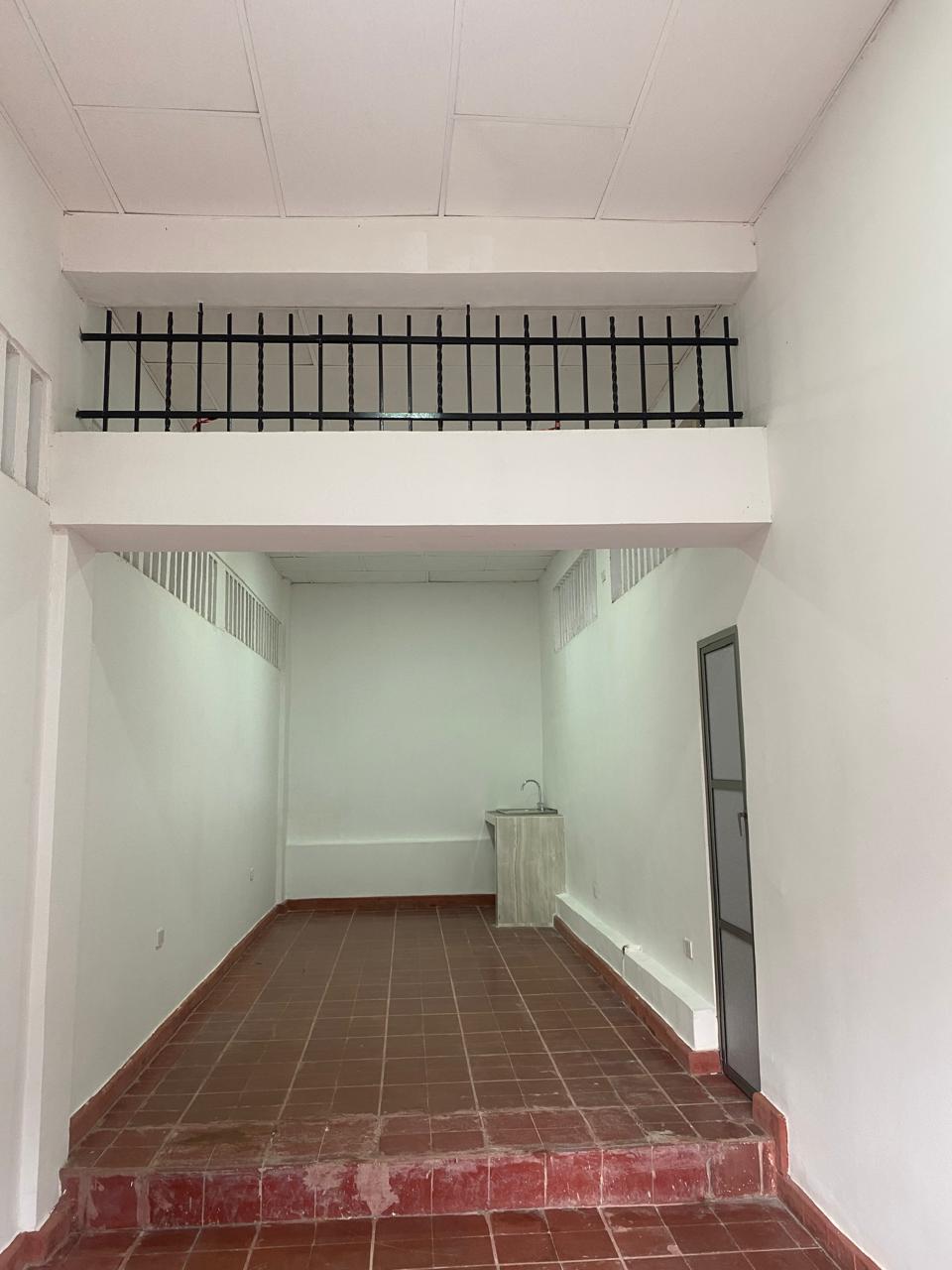 Local comercial con mezanine en arriendo — Corozal, fotografía 2