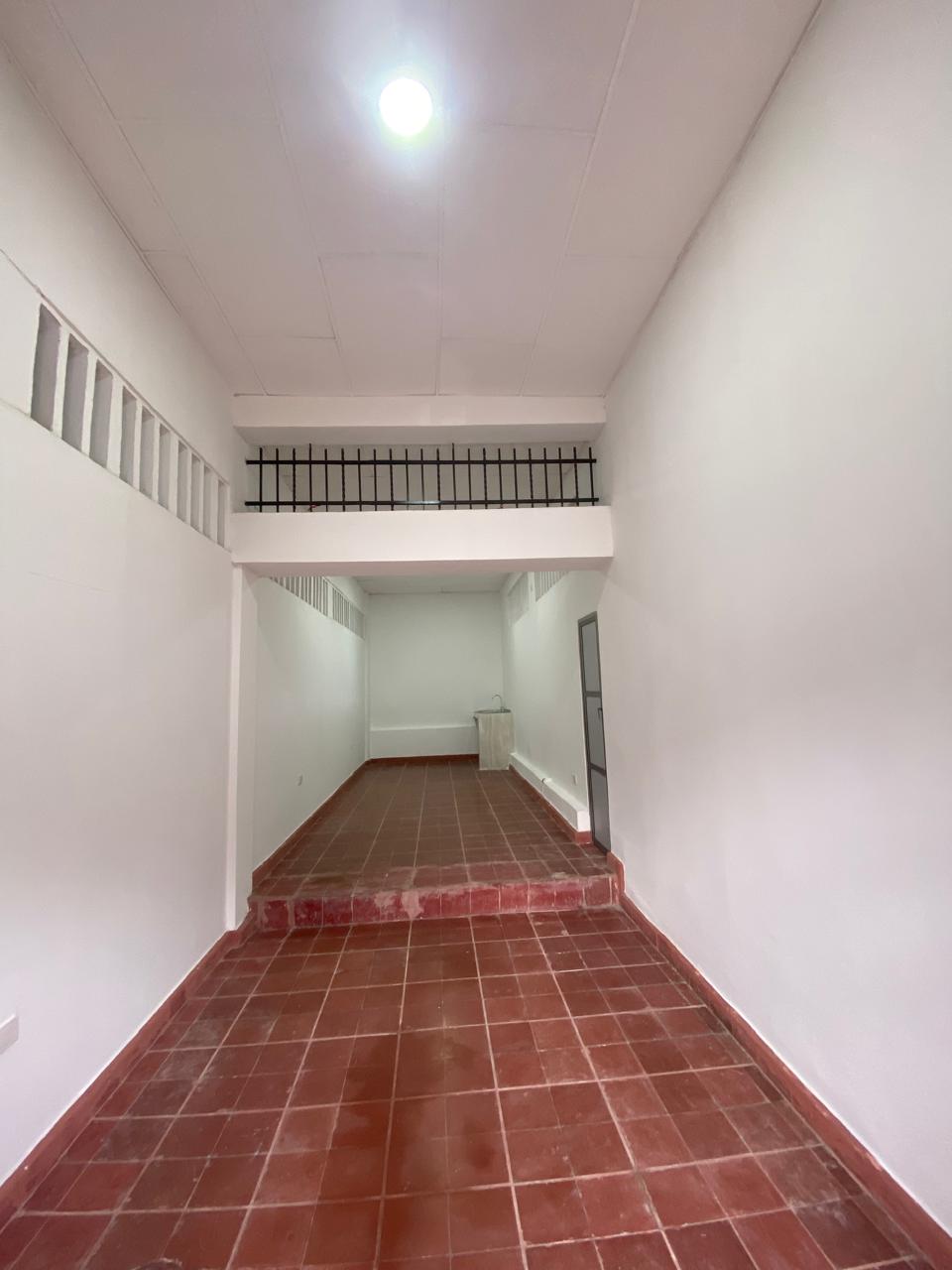 Local comercial con mezanine en arriendo — Corozal