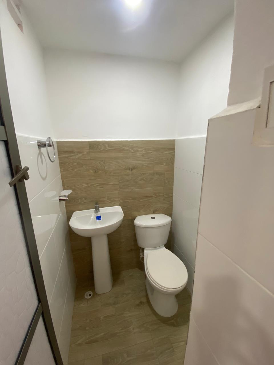 Local comercial con mezanine en arriendo — Corozal, fotografía 4