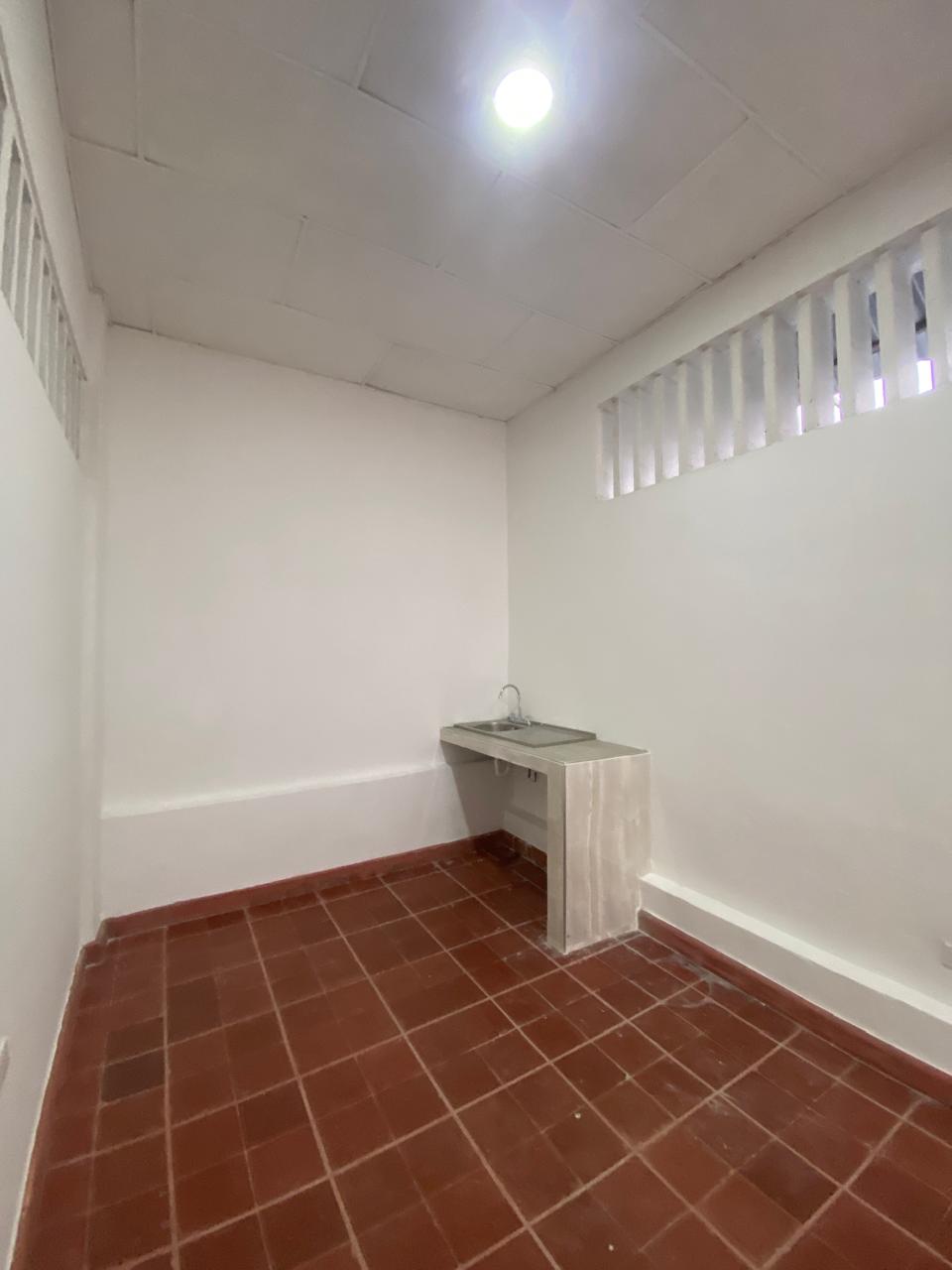 Local comercial con mezanine en arriendo — Corozal, fotografía 3